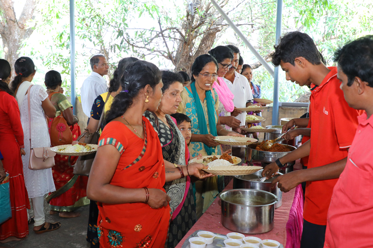 Grace Ministry, Bro Andrew Richard & family helped the poor and needy families on the occasion of New Year Eve by distributing Sarees, Grocery & Food in Mangalore. 